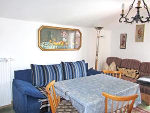 salon z niebieską kanapą i stołem w obiekcie Ferienwohnung Haus Jennerwein w mieście Sachrang