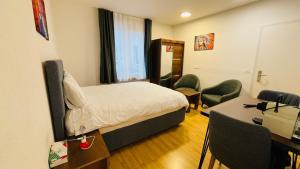 ein Hotelzimmer mit einem Bett, einem Schreibtisch und einem Schreibtisch in der Unterkunft Akomo Bern in Bern