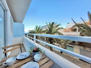 balkon ze stołem, krzesłami i palmami w obiekcie La Hoya 29 Apartments w Puerto de la Cruz