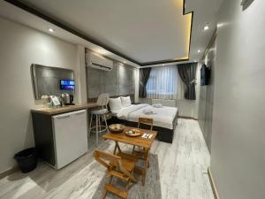 Camera piccola con letto e tavolo di Blue Mansion Hotel & Flats a Istanbul