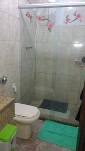 uma casa de banho com duche, WC e chuveiro em Imperdível - Casa aconchegante com varanda em Ouro Preto
