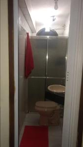 a small bathroom with a toilet and a sink at Imperdível - Casa aconchegante com varanda in Ouro Preto +9 photos