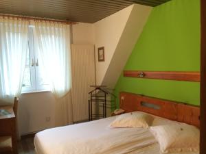Postel nebo postele na pokoji v ubytování Logis Hôtel-Restaurant Auberge d'Imsthal