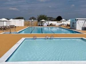 Selsey Country Club Granada Chalet tesisinde veya buraya yakın yüzme havuzu