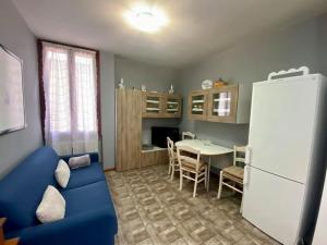 a living room with a blue couch and a table at Intero appartamento - Parma zona Fiera in Roncopascolo