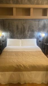 een slaapkamer met een bed met twee verlichting bij Colle De Siena Rooms in Cassino