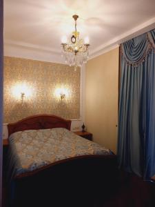 um quarto com uma cama e um lustre em Old Tbilisi Apartment em Tbilisi