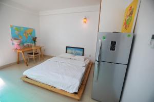 una camera con frigorifero e letto interno di Du Homestay 1 ad Ho Chi Minh