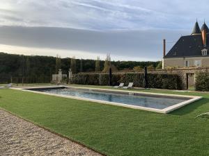 - une piscine au milieu d'une cour dans l'établissement Château de Mazières, à Tendu