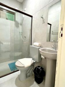 uma casa de banho com um WC, um lavatório e um chuveiro em Casa em Porto de Galinhas by AFT em Porto de Galinhas