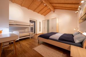 1 dormitorio con cama, escritorio y mesa en Appartement Schusterhof, en Gries