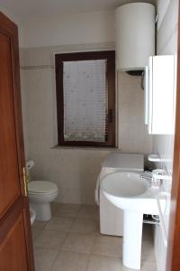 オルビアにあるLa Conchigliaのバスルーム(洗面台、トイレ付)、窓が備わります。