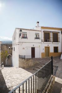 un edificio blanco con una valla delante en Casa singular y con encanto, en Baena