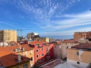 vista su una città con edifici e cielo azzurro di Nice Renting - CURIE - Luxury Suite Terrace Sea View Princely Palace - Odeon Tower - AC - fully equipped a Beausoleil