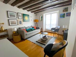 a living room with a couch and a table at L'appartement Vaugirard in Paris