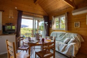 - un salon avec un canapé et une table dans l'établissement VILLAGE DE GITES LA TRUFFIERE, à Orliaguet