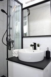 uma casa de banho com um lavatório branco e um espelho. em Casa Bacsó em Budapeste