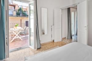 um quarto com uma cama e uma varanda com uma mesa em Urbana Rooftop em Roma