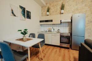 Een keuken of kitchenette bij Apartmány J&J