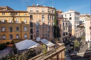 uma vista para uma rua da cidade com edifícios em Urbana Rooftop em Roma