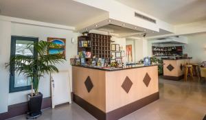 un bar in una stanza con una pianta in vaso di Athina Beach Hotel a Kato Daratso