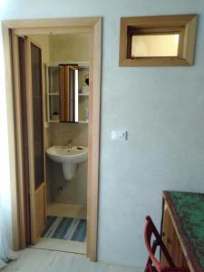 a bathroom with a sink and a mirror at Marsò _ Piccolo rifugio cittadino in Turin