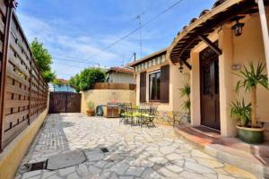 un patio de una casa con mesa y sillas en Cosy Antibes villa, en Antibes