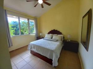 Tempat tidur dalam kamar di Las Brisas, Juan Dolio, 3br, 2 Pools, Jacuzzi, Beach, Golf, 7 sleeps