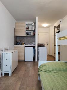 a small room with a kitchen and a bunk bed at La Casa di Giorgia in Sestriere
