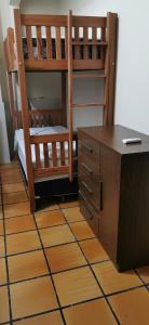 Habitación con 2 literas y escritorio. en Sos Hostel en Camaçari