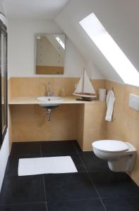 y baño con lavabo, aseo y espejo. en Wohnen am Dehnthof Haus 1 en Kappeln