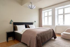 Säng eller sängar i ett rum på 120SQM Amazing modern Apt - Heart of Copenhagen