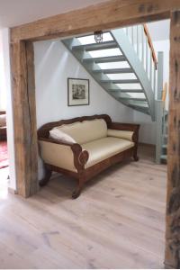 ein Bett in einem Zimmer mit einer Treppe in der Unterkunft Wohnen am Dehnthof Haus 1 in Kappeln