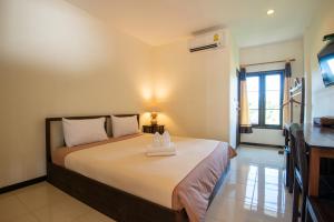 a bedroom with a bed with a television and a bed sidx sidx sidx at Rimtarn Resort in Mae Hong Son