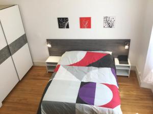 Posteľ alebo postele v izbe v ubytovaní Appartements Sun, parking, centre ville , proche Sanctuaires