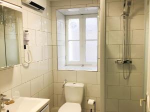 Kúpeľňa v ubytovaní Appartements Sun, parking, centre ville , proche Sanctuaires + 20 fotografií
