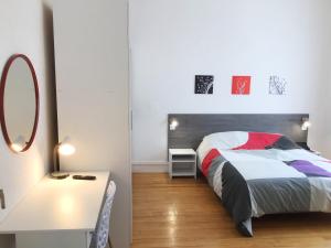 Posteľ alebo postele v izbe v ubytovaní Appartements Sun, parking, centre ville , proche Sanctuaires