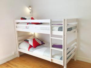 Posteľ alebo postele v izbe v ubytovaní Appartements Sun, parking, centre ville , proche Sanctuaires