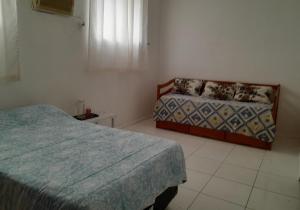 - une chambre avec 2 lits et une fenêtre dans l'établissement Pousada CNU, à Rio de Janeiro