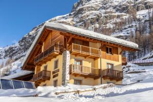 a chalet in the snow in the mountains at Walsertal Residence in Gressoney-la-Trinité