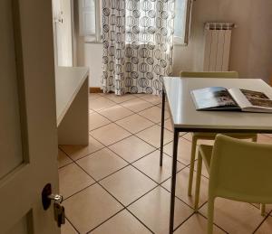 una stanza con tavolo e tavolo e sedie di Appartamento in centro：Montecatini Terme a Montecatini Terme