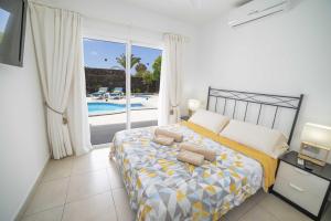 Postel nebo postele na pokoji v ubytování Villa Amanda - 3 Bedroom villa - Jacuzzi and heated pool - Pool table - Perfect for families