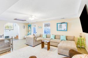 een woonkamer met een bank en een tafel bij Tybee Southern Comfort in Tybee Island