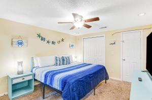 1 dormitorio con 1 cama y ventilador de techo en Tybee Southern Comfort, en Tybee Island