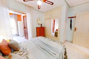 Posteľ alebo postele v izbe v ubytovaní Cozy 2 bed apartment Playa De Los Locos
