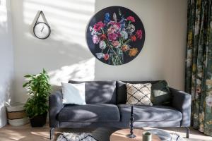una sala de estar con sofá y un plato de flores en 5 persons Holiday Home Comfort en Roelofarendsveen