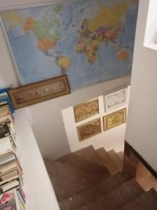 Un gran mapa mundial en el techo de una habitación en C'era una volta a Piozzano Casa Rustica, en Piozzano