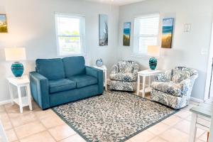 sala de estar con sofá azul y 2 sillas en Cross Creek Club 2B en Destin