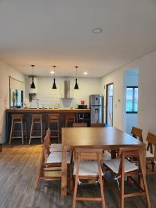 comedor y cocina con mesa de madera y sillas en Casa de campo en Tupungato, Mendoza. en Tupungato