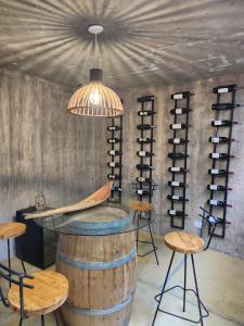 una sala de cata de vinos con un montón de botellas de vino en Casa de campo en Tupungato, Mendoza. en Tupungato